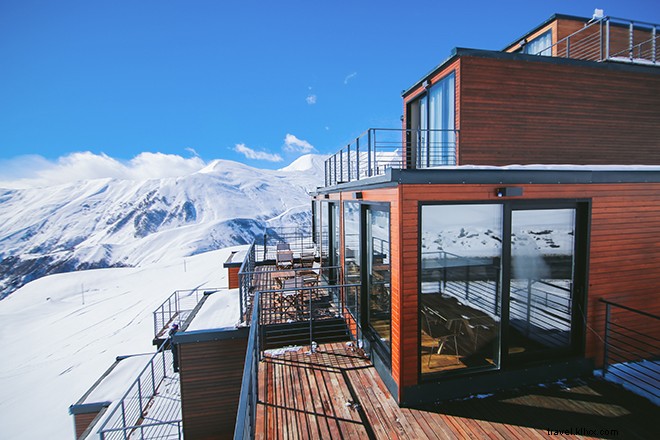 Você precisa ver este novíssimo resort de esqui feito de contêineres de transporte 